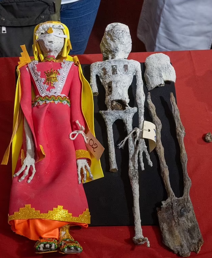 التماثيل التي ضبطت في مطار في البيرو