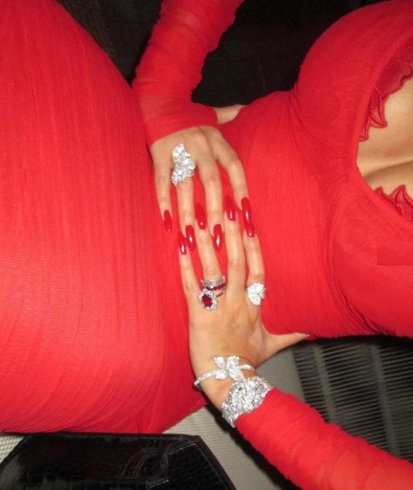 جورجينا تستعرض بطنها 