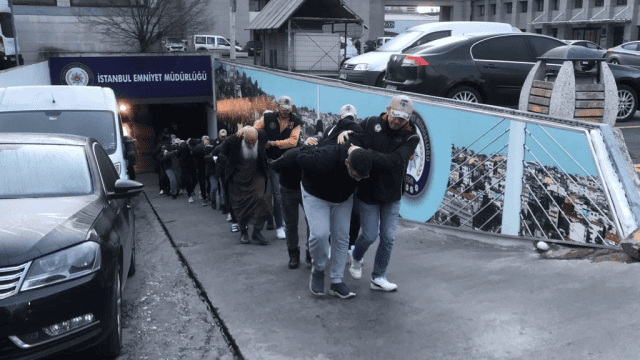 كشفت صحيفة "صباح" التركية عن وجود اتصالات وثيقة بين القيادي السابق في حركة فتح محمد دحلان، وبعض المشتبه بهم في قضية شبكة تجسس الموساد الذين تم القبض عليهم في تركيا