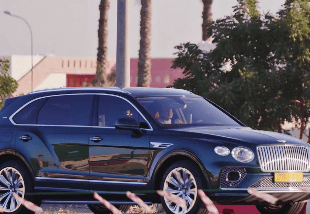 سلطان عُمان هيثم بن طارق يقود سيارته رفقة زوجته عهد البوسعيدية (شاهد) صورة لسلطان عُمان هيثم بن طارق يقود سيارته رفقة زوجته عهد البوسعيدية