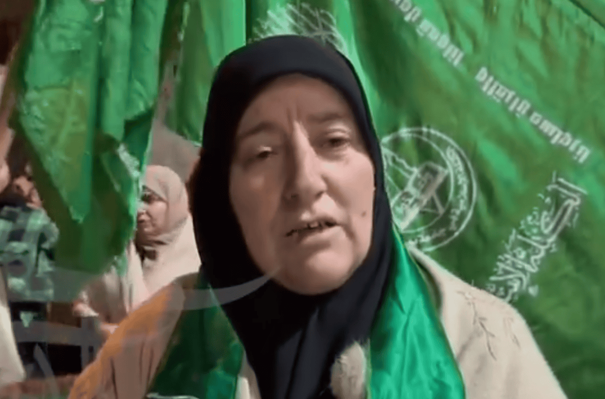 شقيقة الشهيد صالح العاروري تهنئ الفلسطينيين باستشهاده وتؤكد إيمانه بالشهادة أم قتيبة شقيقة صالح العاروري قالت إن أمنية شقيقها كانت الشهادة