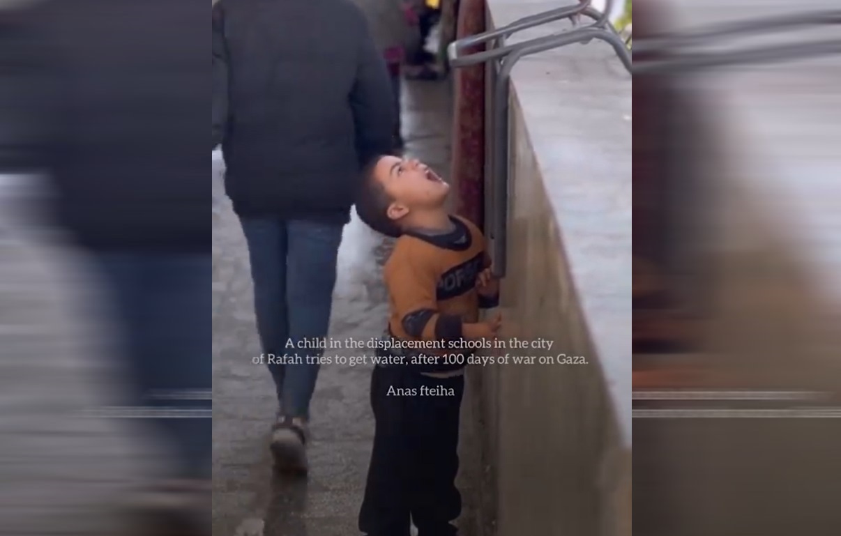 لقطات مبكية من غزة.. طفل يكافح للحصول على رشفة مياه تحت الصنبور أزمة المياه في غزة