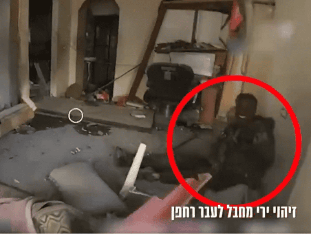 مشهد يستعيد ملحمة المقاوم الساجد لمقاوم قسامي يضحك للكاميرا (فيديو) مشهد يستعيد ملحمة المقاوم الساجد لمقاوم قسامي يضحك للكاميرا