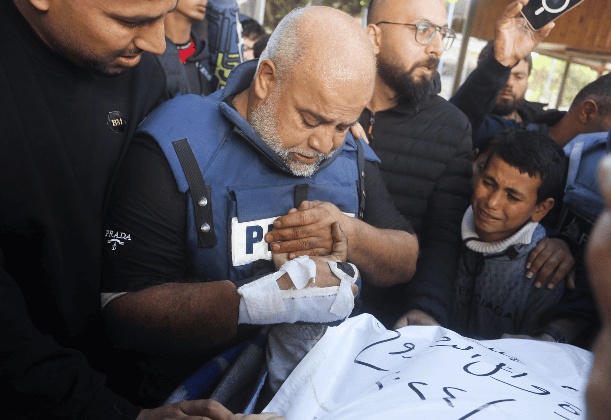 قناة الجزيرة تبث تقريرا مؤثرا لماجد عبد الهادي عن استشهاد حمزة نجل وائل الدحدوح