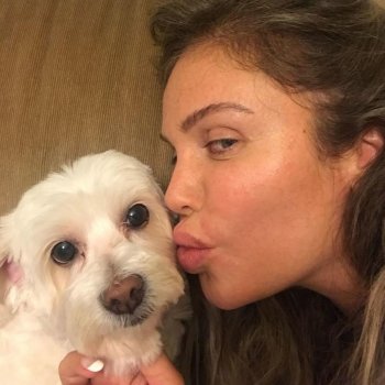 نيكول سابا برفقة كلبتها كوكي