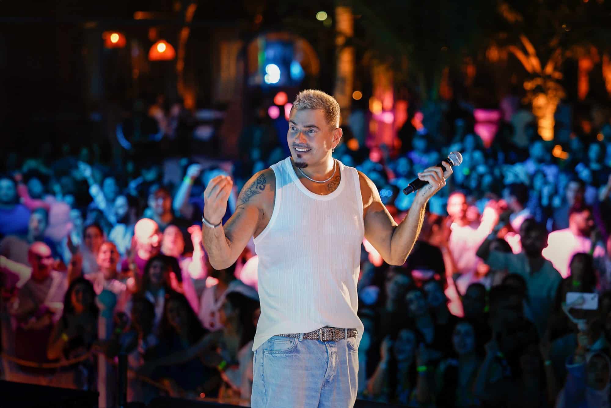 عمرو دياب يصف سائقه بالحيوان بعد حفل في "ليالي مصرية سعودية" ويثير غضباً كبيراً