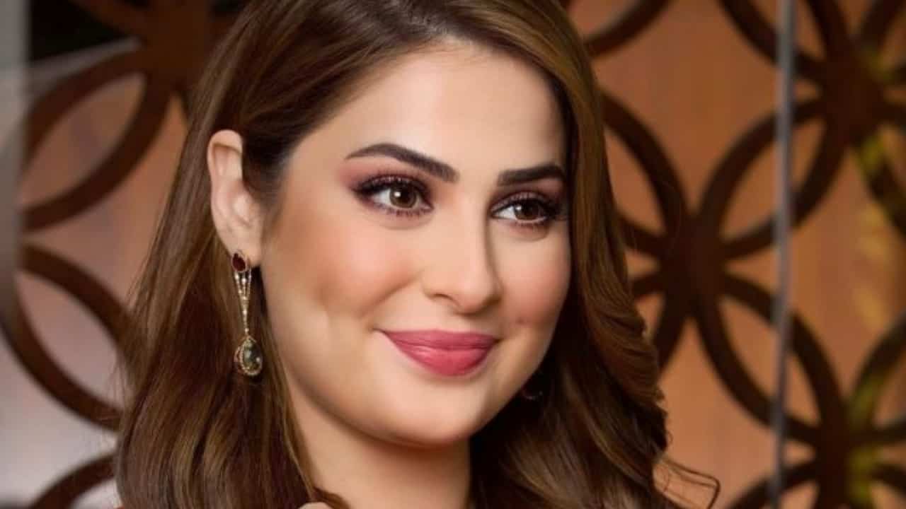 الإعلامية الإماراتية رؤى الصبان تثير الجدل بارتدائها قميصا من الذهب الخالص -صورة الإعلامية الإماراتية رؤى الصبان تثير الجدل بارتدائها قميصا من الذهب الخالص -صورة