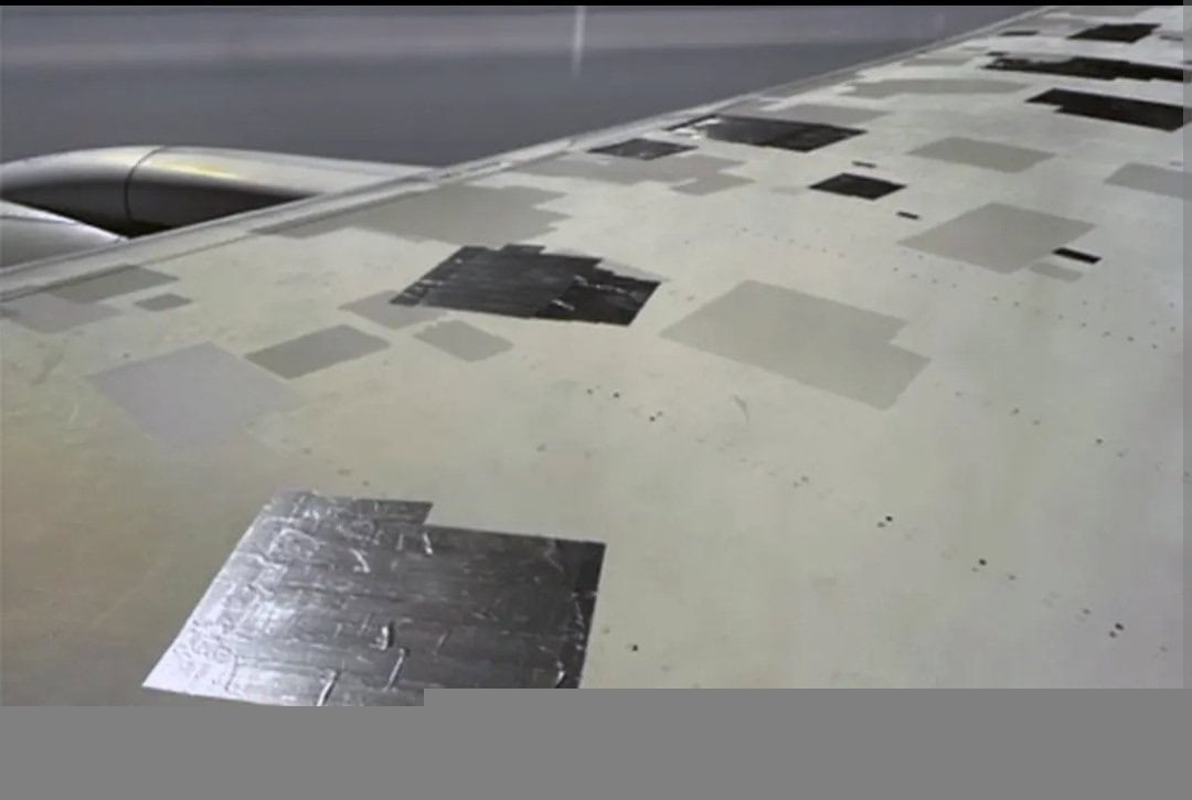 قالت بوينج إن الشريط استخدم لإصلاح مشاكل التصاق الطلاء التي وُجدت في بعض أسطولها من طائرات 787