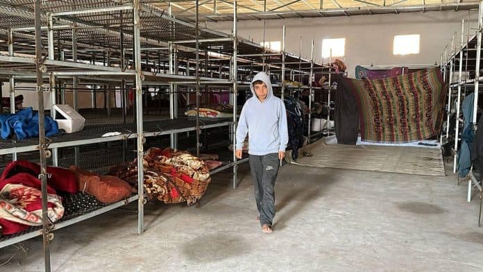 أطفال غزة ينامون بأقفاص الدجاج