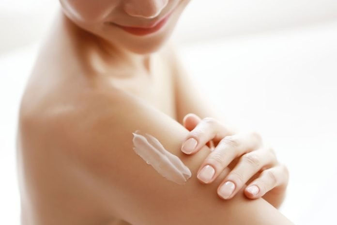 ترطيب مكان تقرن الشعر مهم ويساعد على التخلص منها 