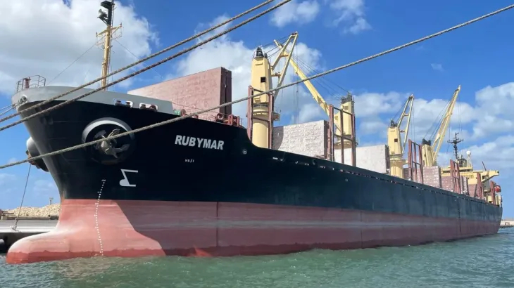 الحوثي يكشف هوية سفينتين أمريكيتين استهدفتهما الجماعة في خليج عدن الحوثي: استهدفنا سفينة بريطانية بالصواريخ وأسقطنا طائرة أمريكية