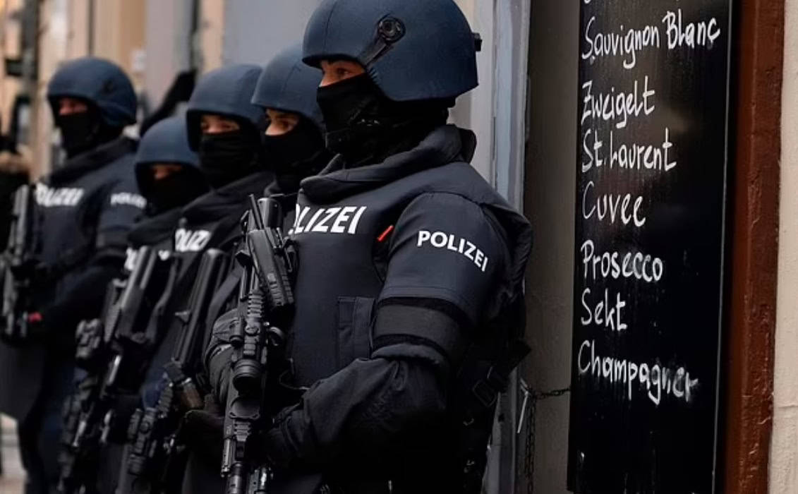 بدأت الشرطة في استجواب المشتبه به الأفغاني المتهم بقتل 3 نساء في بيت الدعارة