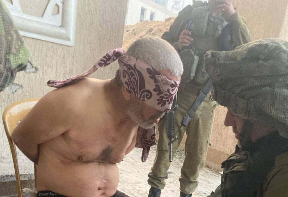 حقيقة صورة الرجل “شبيه السنوار” المعتقل في غزة!