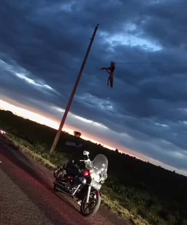 فتاة معلقة على سلك كهرباء بعدما قذفت من داخل سيارة تعرضت لحادث سير