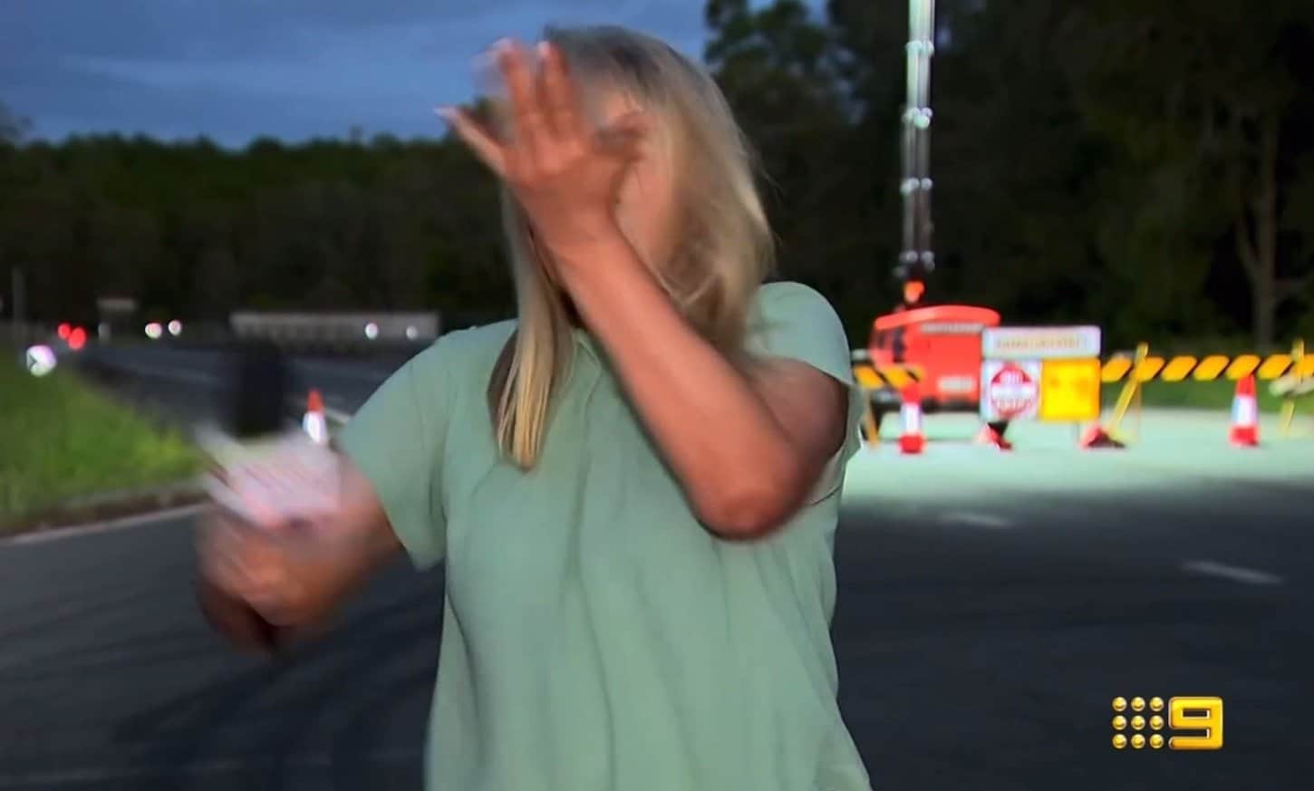 مراسلة تصفع وجهها على الهواء مباشرة .. شاهد السبب! (فيديو) مراسلة تصفع وجهها على الهواء بسبب بعوضة