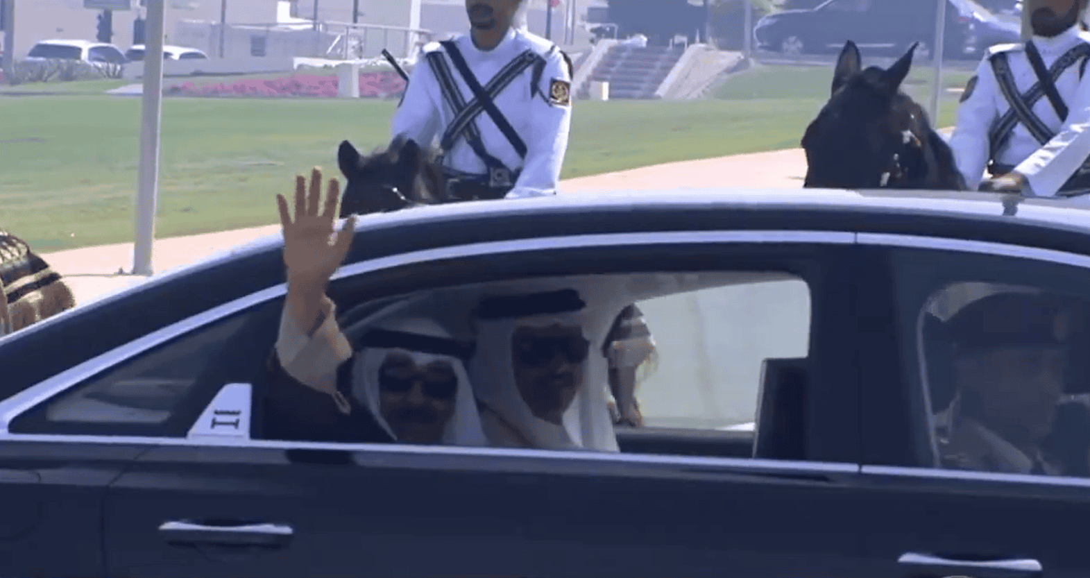 هذا ما طلبه طيار قطري من أمير الكويت قبل لقائه بالشيخ تميم (فيديو) هذا ما طلبه طيار قطري من أمير الكويت مشعل الصباح قبل لقائه بالشيخ تميم