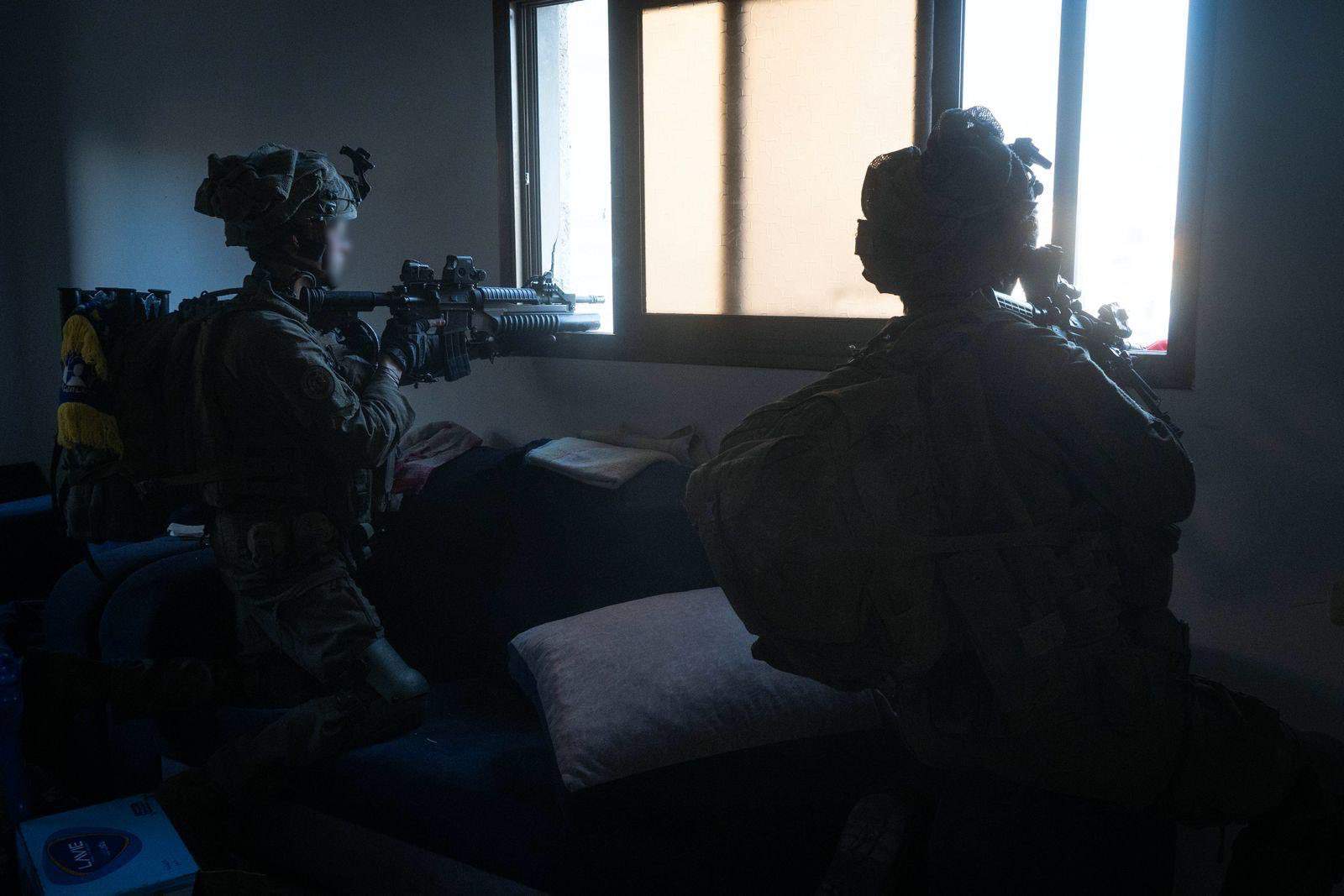 “معارك الجدران والشبابيك” تحتدم في غزة! (شاهد) معارك الجدران في غزة التي يخوضها جنود جيش الاحتلال تلقى سخرية واسعة