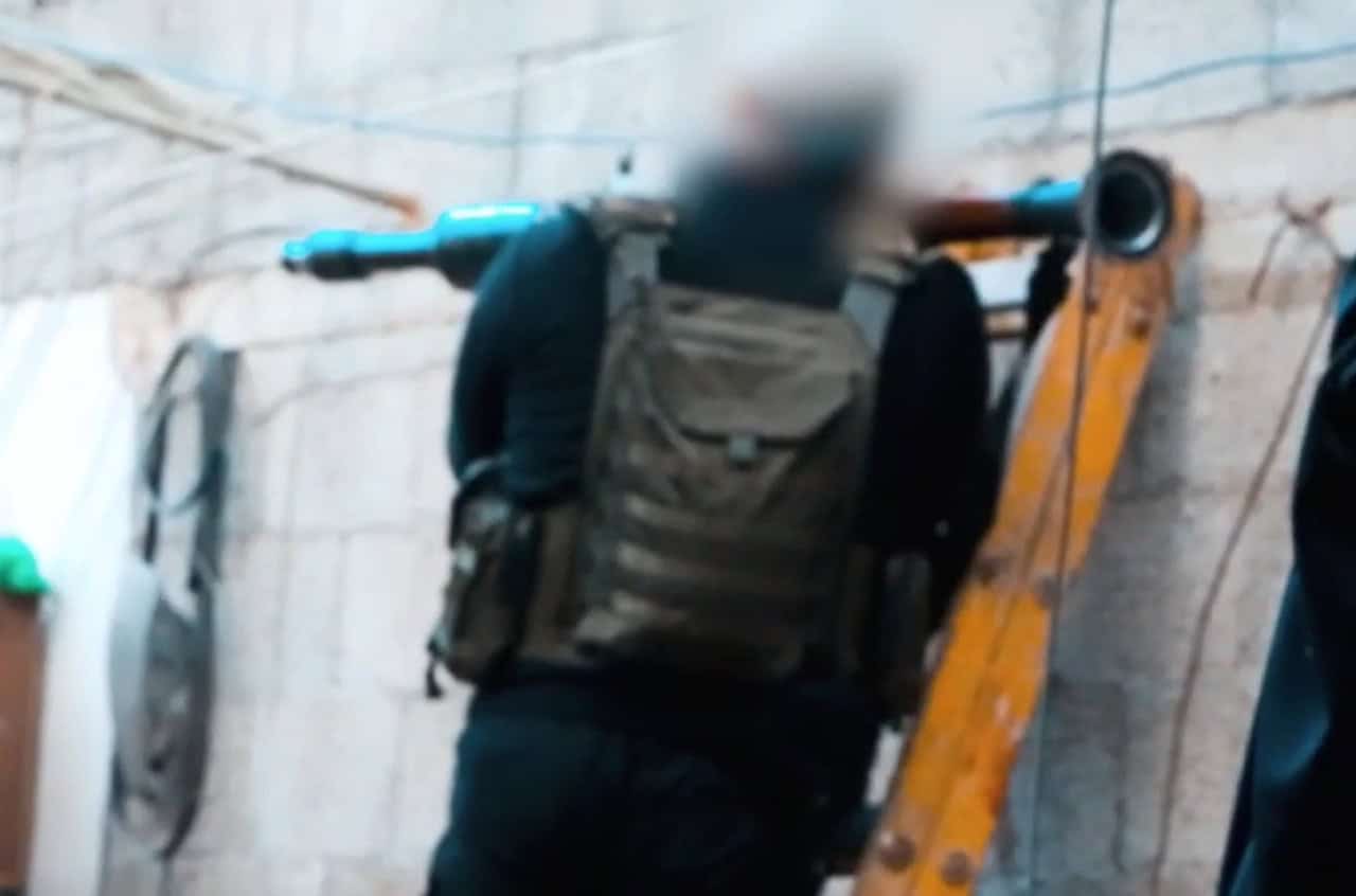 كمين في خانيونس .. منزل يحترق على رؤوس قوة إسرائيلية بعد ضربه بقذيفة “RPG” قوة إسرائيلية وقعت في كمين محكم في خانيونس جنوبي قطاع غزة أمس الاثنين بعد استهداف منزل كانوا يتحصنون فيه بقذيفة "آر بي جي"، مما أدى إلى احتراق المنزل واحتجازهم داخله.