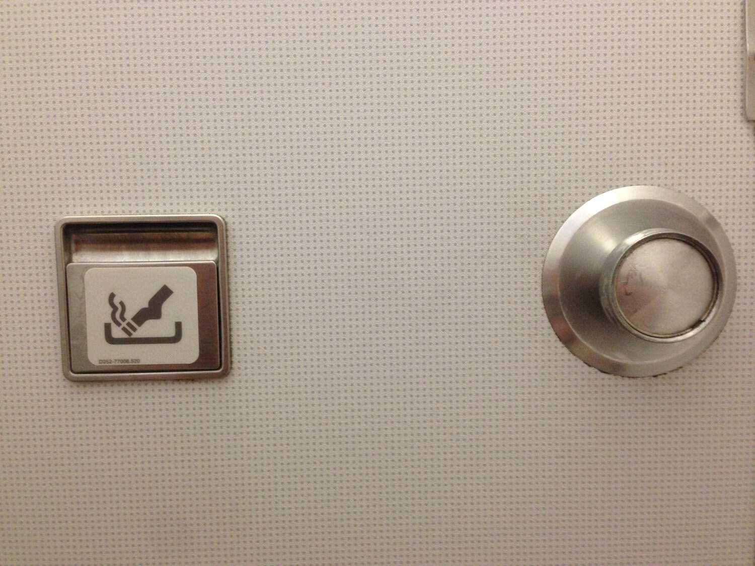 منافض السجائر في مرحاض الطائرة