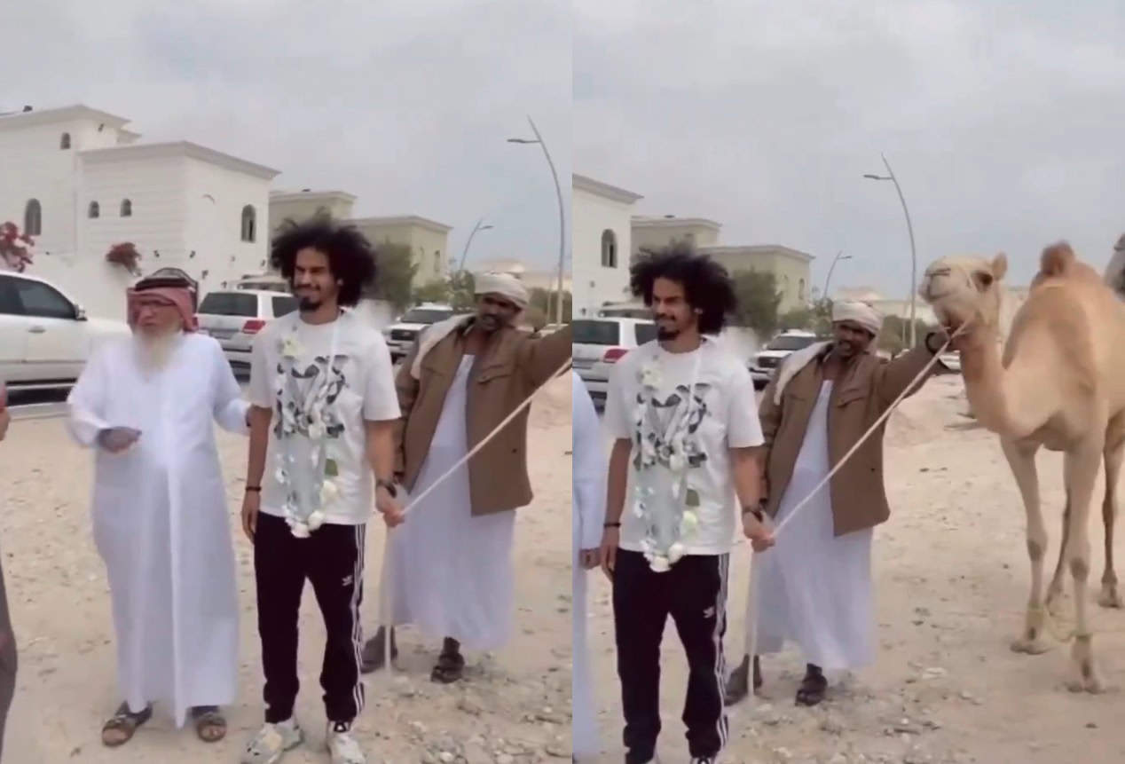 هدية استثنائية من شيخ قطري لأكرم عفيف تلفت الأنظار (فيديو) هدية شيخ قطري للاعب أكرم عفيف