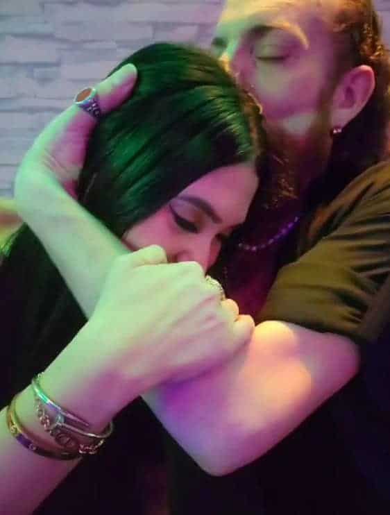 أويس مخللاتي يقبل زوجته