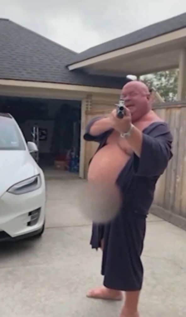 أمريكي يقتل زوجته ببندقية أمام الكاميرا بعد اكتشافه خيانتها له