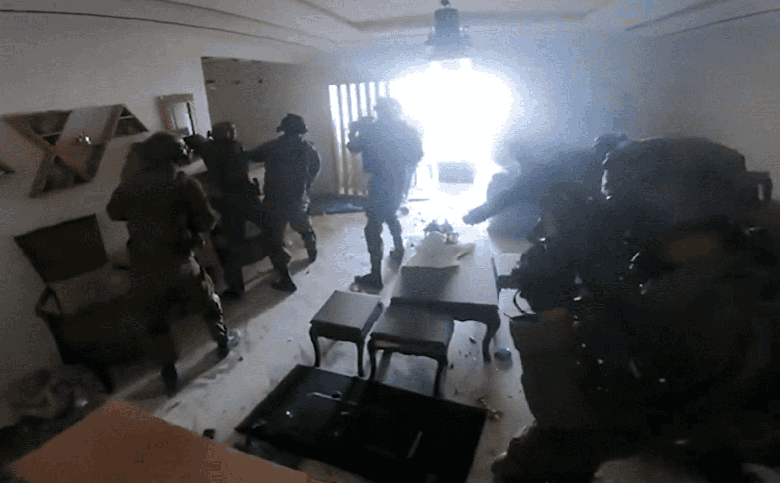 شقيق مصور الجزيرة يتحدى وحدة إسرائيلية في مواجهة فردية ويجبر الجنود على الهروب في غزة قبل استشهاده.. شقيق مصور الجزيرة عمر الدحدوح يواجه وحدة إسرائيلية بمفرده وجنود الاحتلال يفرون أمامه