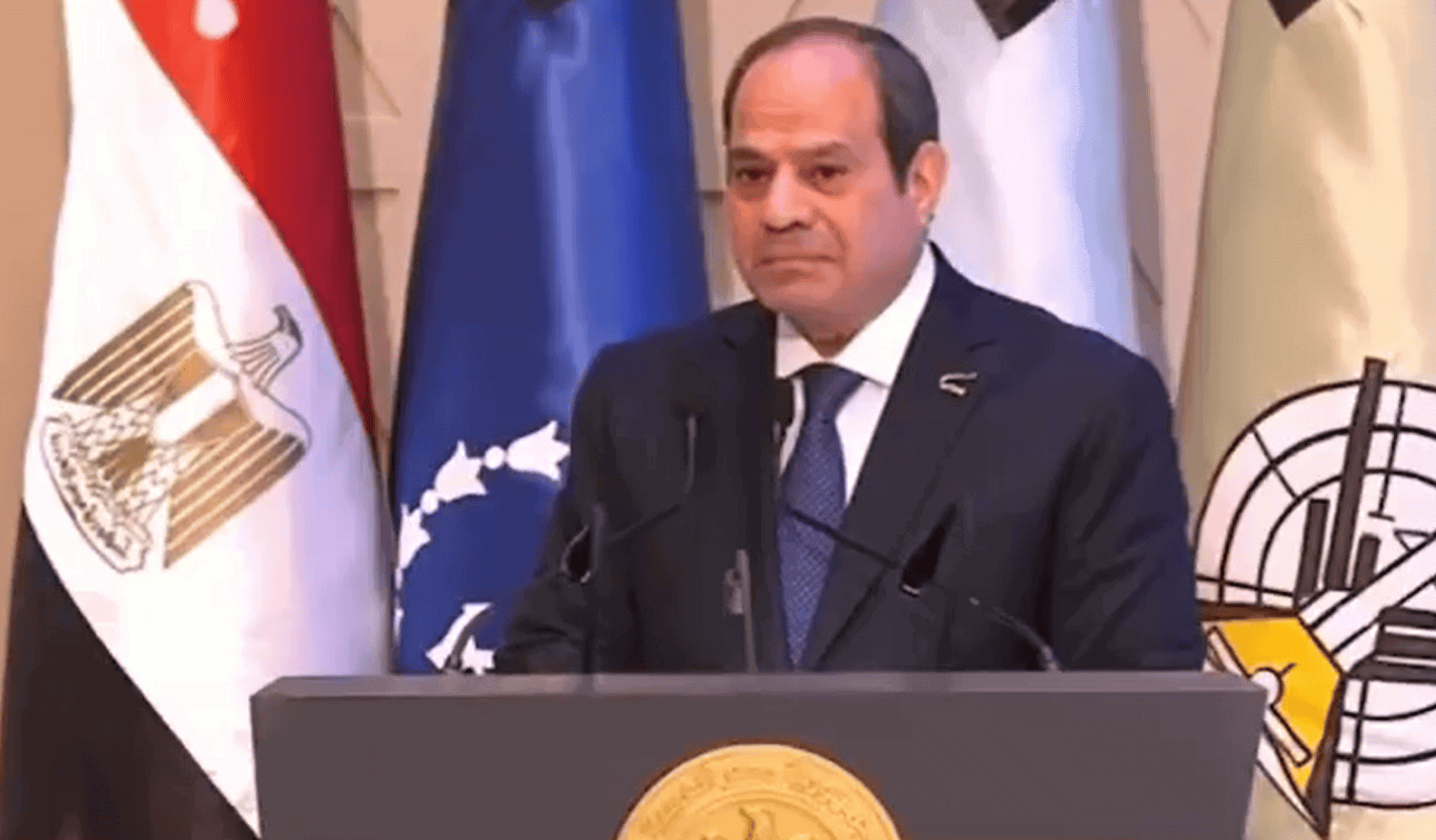السيسي يفجر الغضب بعد “تقزيم” مصر وإهانة المصريين على الهواء (فيديو) "أنا بحلف بالله".. تصريحات صادمة للسيسي عن مصر وبداية حكمه تفجر جدلا