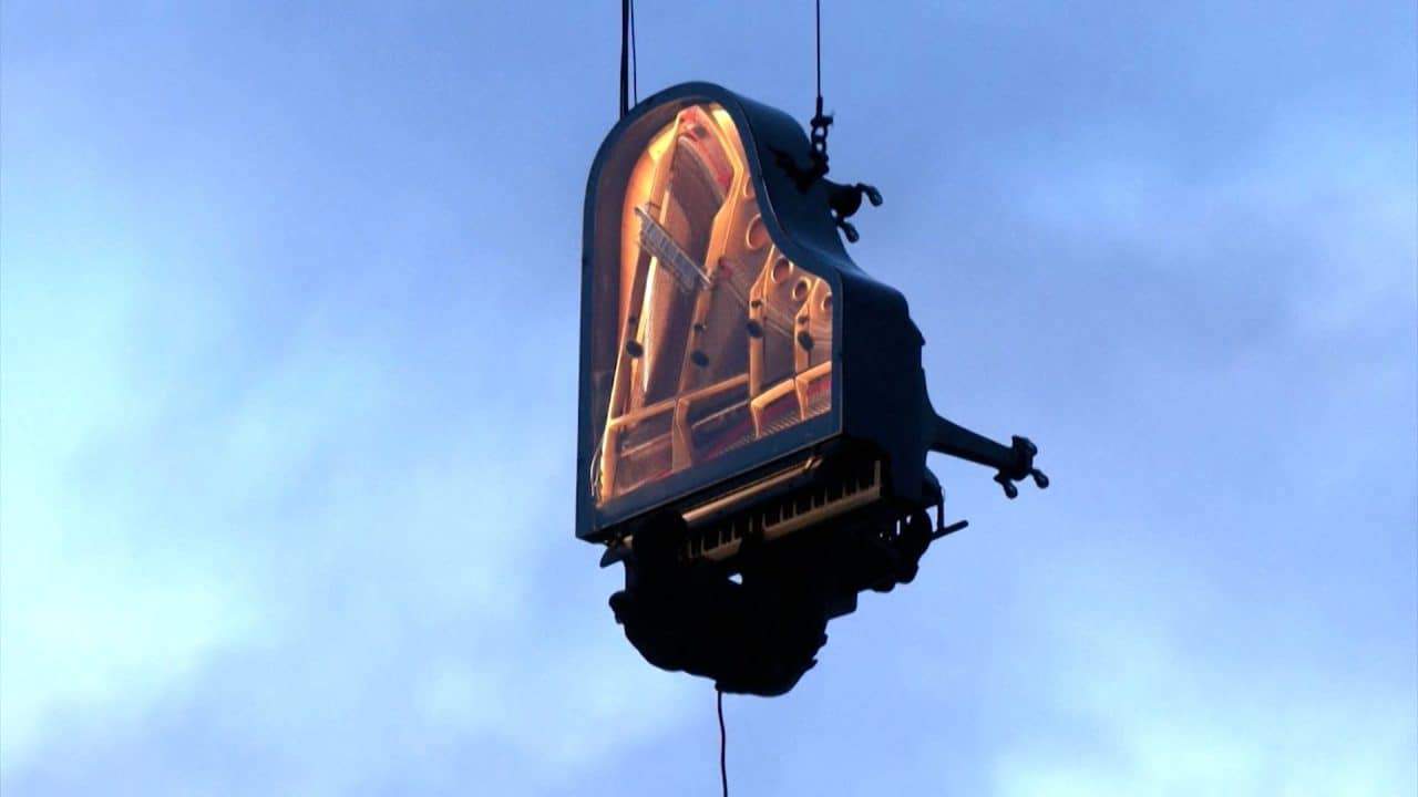 بيانو معلق في الهواء.. فنان سويسري يقدم عروضاً موسيقية خارج السرب (فيديو) بيانو معلق في الهواء