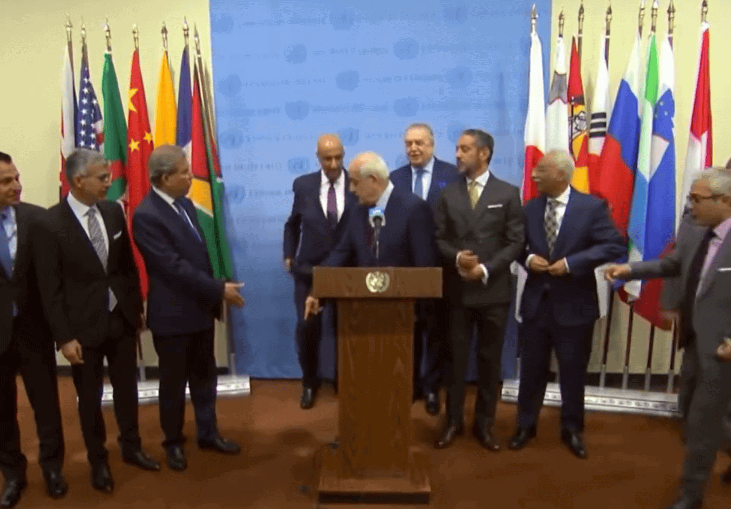 بمجلس الأمن.. شاهد ما فعله ممثل الجزائر مع مندوب فلسطين بعفوية وخطف الأنظار بمجلس الأمن.. شاهد ما فعله ممثل الجزائر عمار بن جامع مع مندوب فلسطين بعفوية وخطف الأنظار