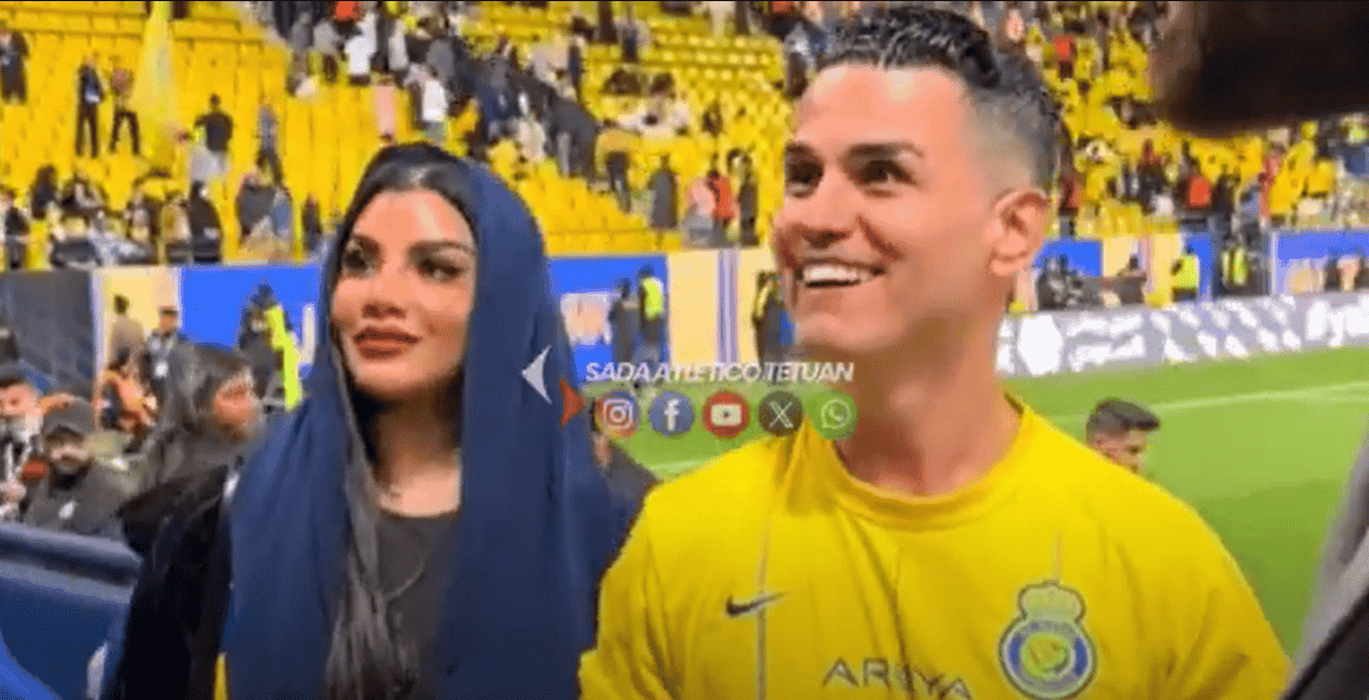 شبيه رونالدو يشعل المدرجات والجمهور السعودي يتسابق لالتقاط الصور معه (فيديو) شبيه رونالدو يشعل المدرجات والجمهور السعودي يتسابق لالتقاط الصور معه