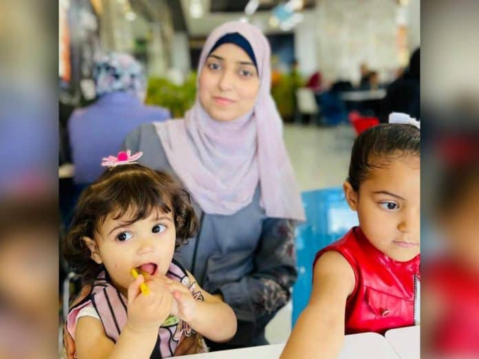 صابرين مع طفلتيها