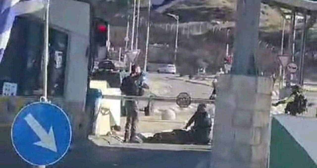 إصابة جنديين إسرائيليين في عملية طعن جنوبي القدس.. هجوم بدأ بـ”دراجة كهربائية” عملية طعن على حاجز الأنفاق جنوب القدس
