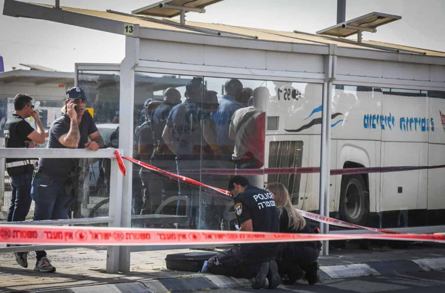 عملية طعن في محطة الحافلات المركزية بمدينة بئر السبع.. شاهد اللقطات الأولى عملية طعن في محطة الحافلات المركزية بمدينة بئر السبع