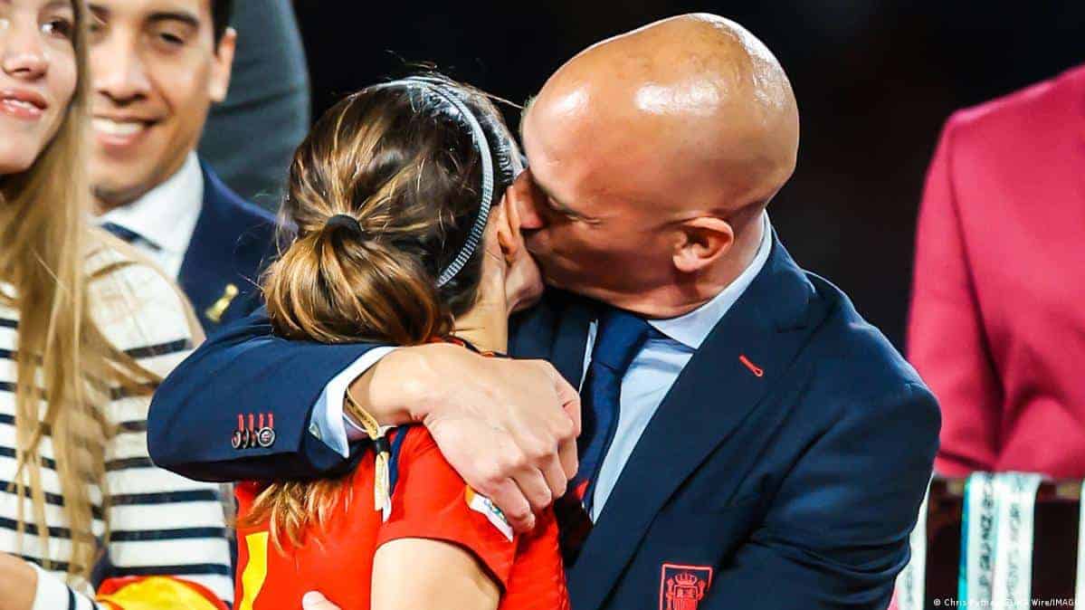 لويس روبياليس وقبلة جيني هيرموسو 