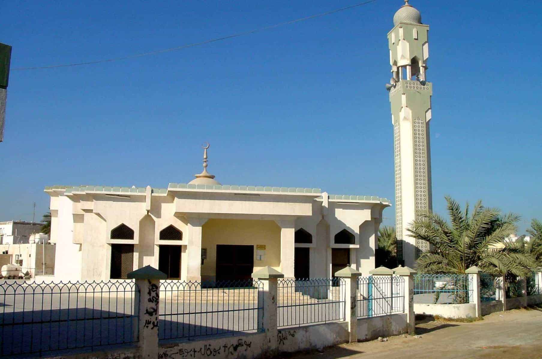 هل أمر حاكم الشارقة بإضافة عبارات شيعية للأذان؟.. مقاطع من الإمارة فجرت جدلا