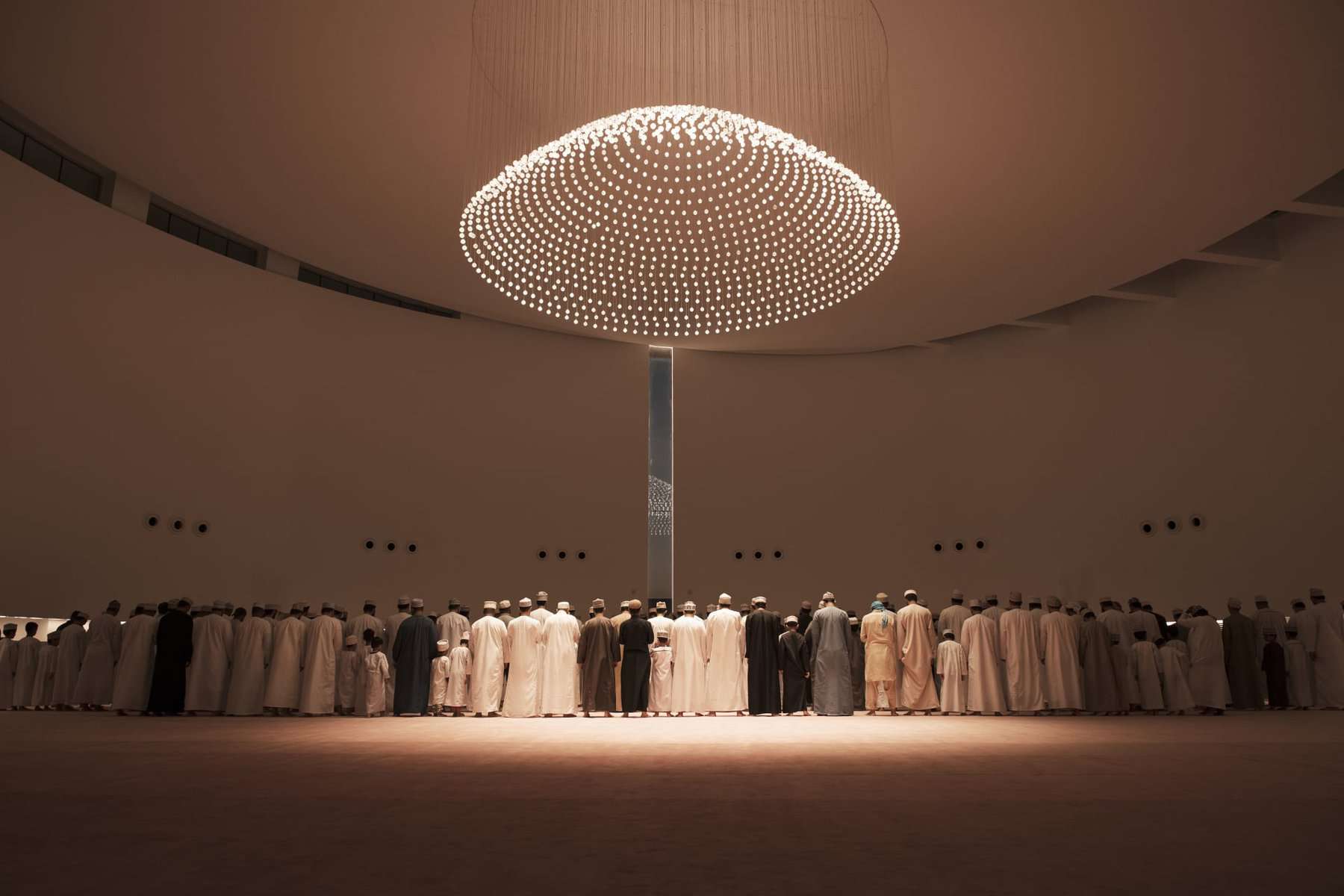 مسجد في عمان يتحدى النماذج التقليدية بتصميم لزيادة الخشوع في الصلاة “فيديو” مسجد باب السلام في سلطنة عمان