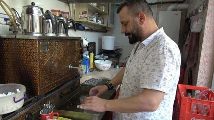 تداول رواد منصات التواصل الاجتماعي مقطعاً مصوراً تحت عنوان موقف بطولي لرجل تركي في بورصة غربي تركيا