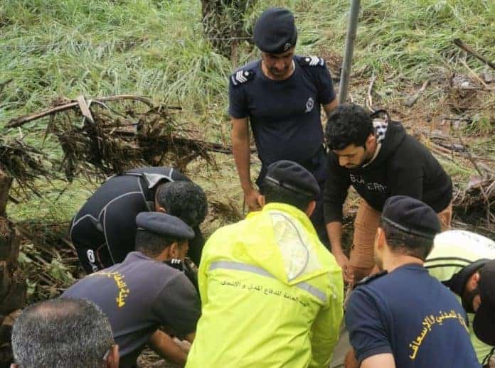 فرق البحث بإدارة الدفاع المدني والإسعاف تبحث عن مفقودين في منخفض المطير