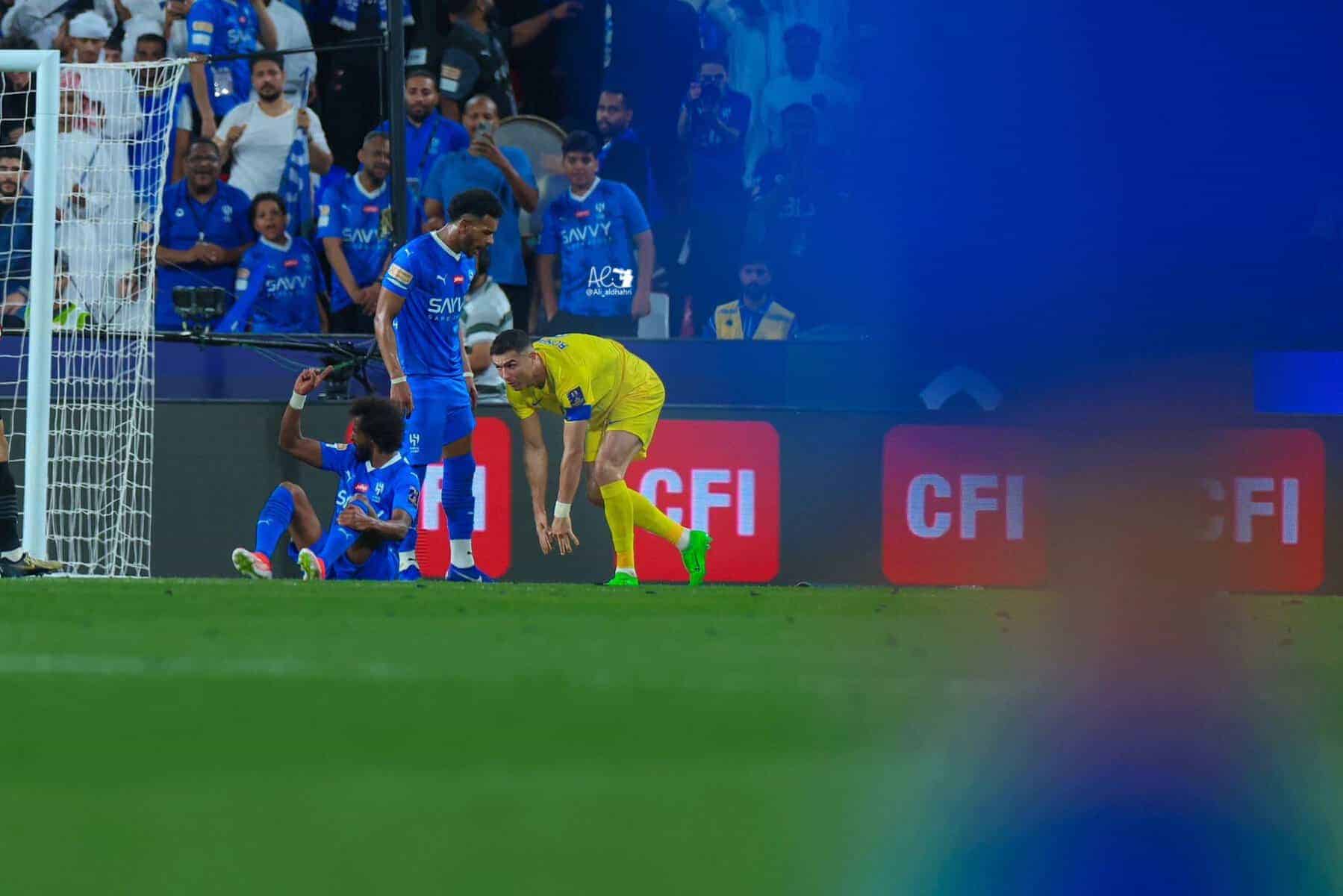 طرد رونالدو بعد اشتباكه مع مدافع الهلال علي البليهي