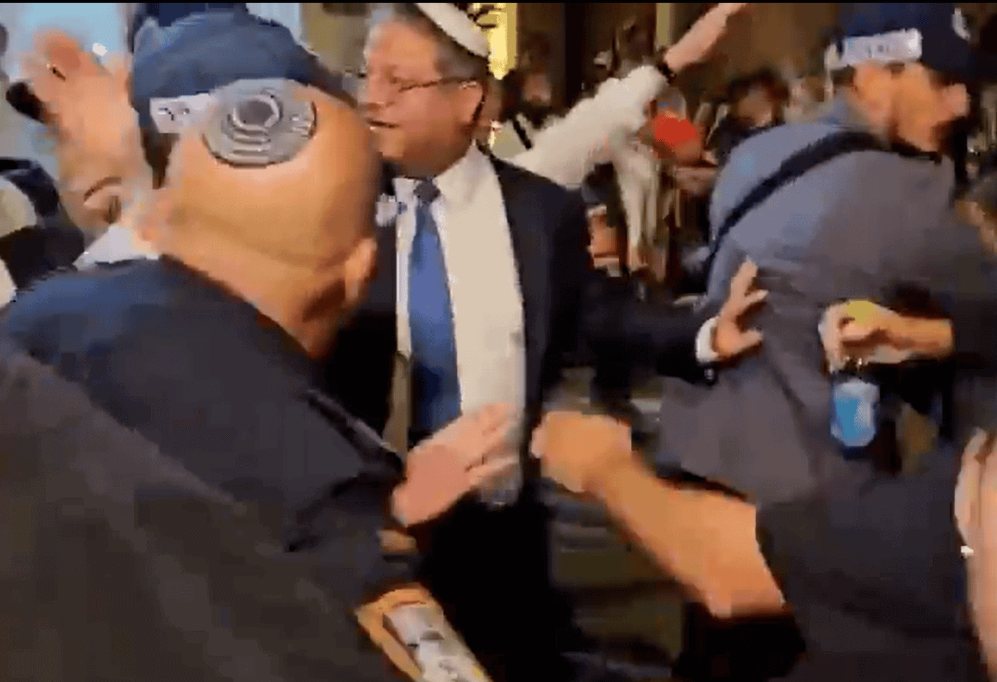 إسرائيليون يحاصرون إيتمار بن غفير.. شتائم نابية ومحاولات اعتداء (فيديو) إسرائيليون يحاصرون إيتمار بن غفير.. شتائم نابية ومحاولات اعتداء