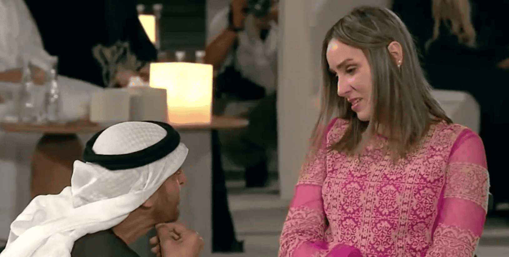 من هي التونسية التي جثا محمد بن زايد على ركبتيه أمامها وهل ينجح “شيطان العرب” في تلميع صورته بهكذا لقطات؟ محمد بن زايد مع التونسية إيمان الصفاقسي