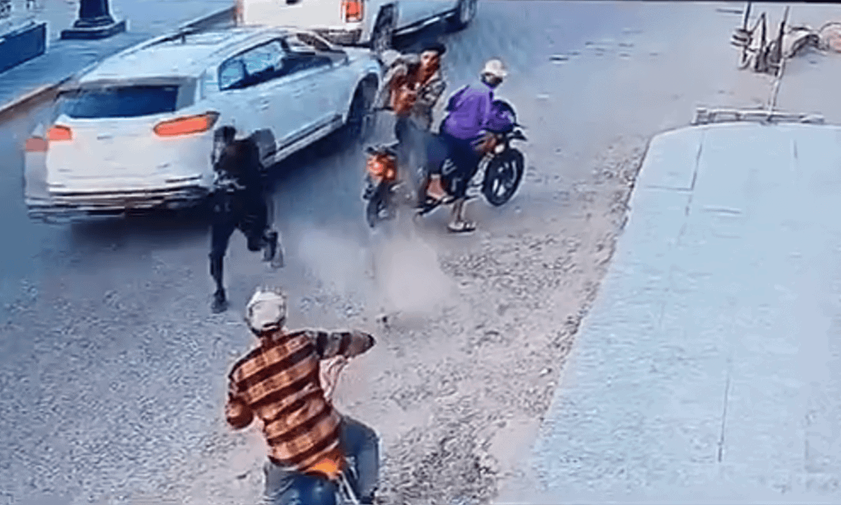 فوضى العراق تفوق الوصف.. اغتيال شاب في البصرة وسرقة دراجته بوضح النهار “فيديو” اغتيال شاب في البصرة وسرقة دراجته بوضح النهار