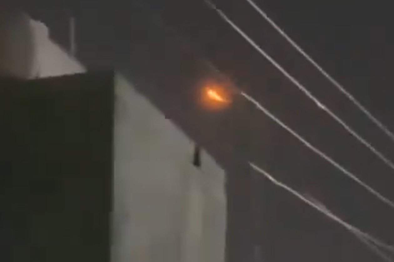 شاهد لحظة عبور صواريخ باليستية إيرانية سماء العراق نحو إسرائيل الصورايخ الإيرانية في سماء العراق متجهة نحو أهداف إسرائيلية