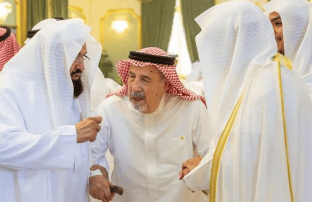 “محاولة لتحسين سمعته بعد خذلانه غزة”.. السديس يقبّل يد خطاط القرآن عثمان طه “فيديو” السديس يقبّل يد خطاط القرآن عثمان طه