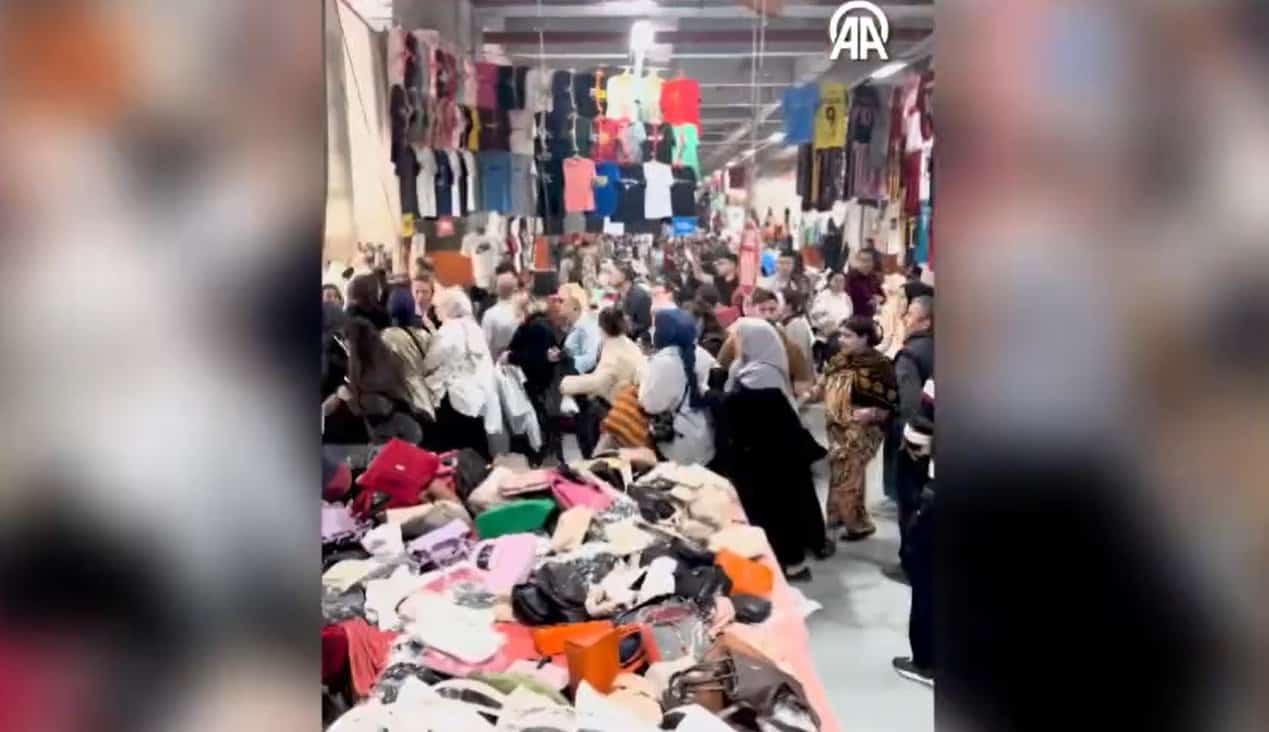 فوضى شديدة تضرب سوق إسطنبول بعد إطلاق عبارة هناك قنبلة وسط المواطنين قبل العيد فوضى في سوق اسطنبول بسبب وجود عبارة مكتوب عليها "هنالك قنبلة"