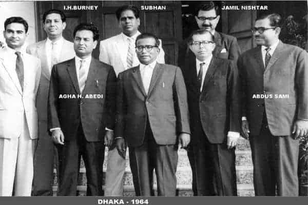 والصورتين التانين اكتبي عليهم اغا حسن عابدي مع موظفي البنك