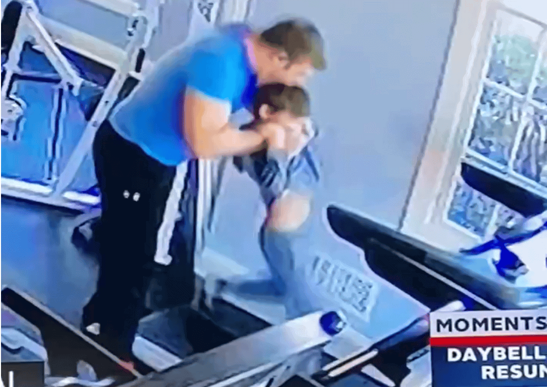 أجبره على الجري حتى الموت.. أب ينهي حياة طفله بتدريب مزق قلبه وكبده (فيديو) أجبره على الجري حتى الموت.. أب ينهي حياة طفله بتدريب مزق قلبه وكبده