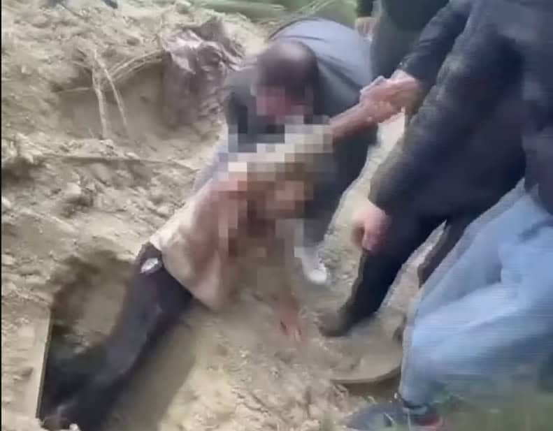 صرخ من تحت الأرض .. قصة مثيرة لإخراج مسن دفن حياً 4 أيام! إخراج مسن دفن حياً لأربعة أيام