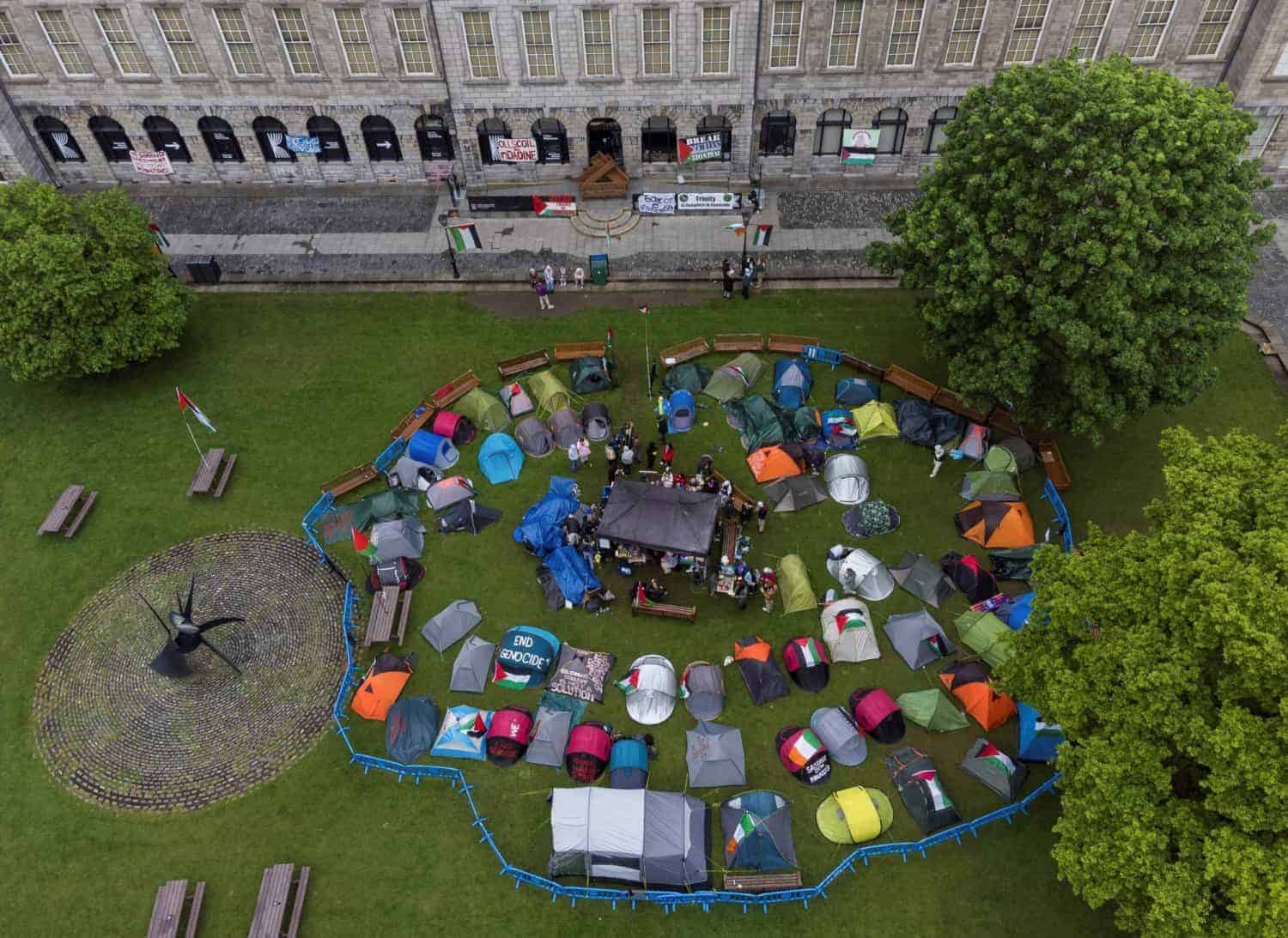 طلاب كلية ترينيتي في دبلن الأيرلندية ينتصرون في معركة نصرة غزة (تفاصيل) احتجاجات كلية ترينيتي بدبلن